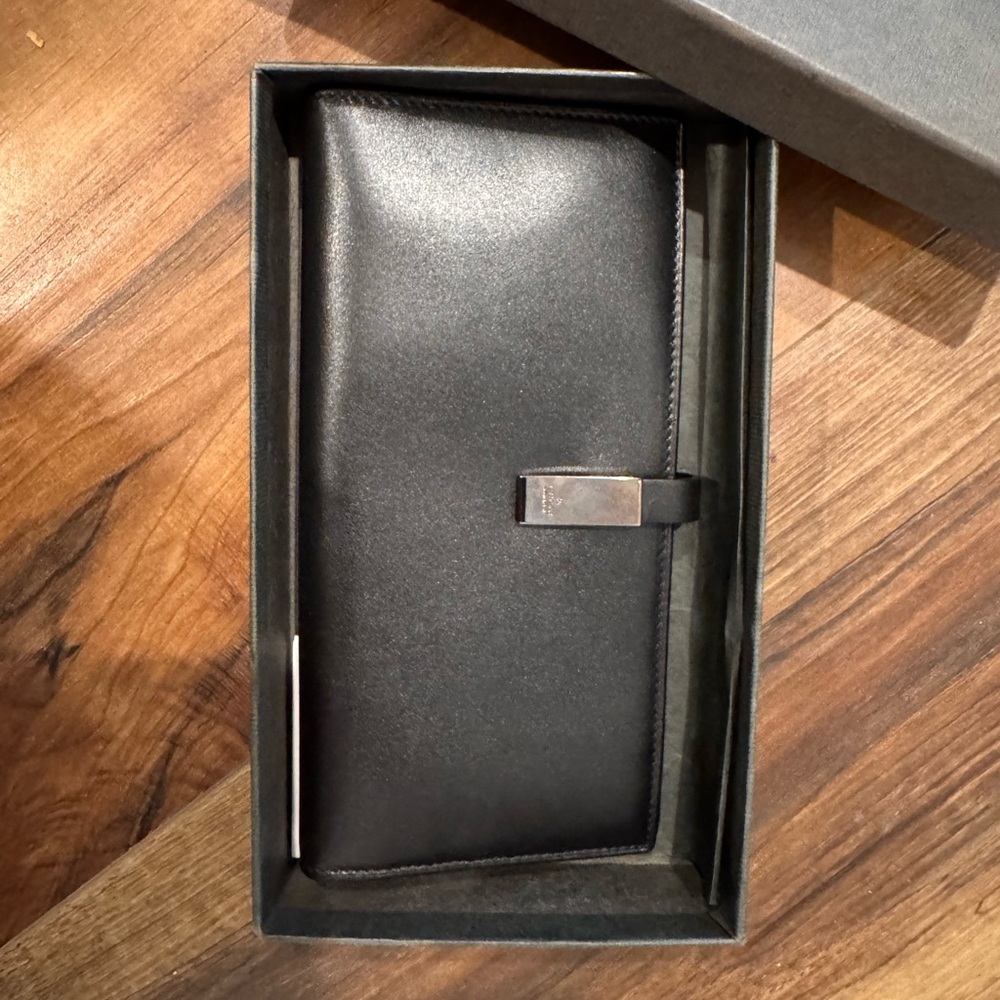 Gucci Black Leather wallet immaculate condition